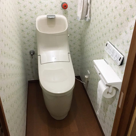 古くなったトイレを交換 🚽 クロスも張替え明るい空間へ変身✨