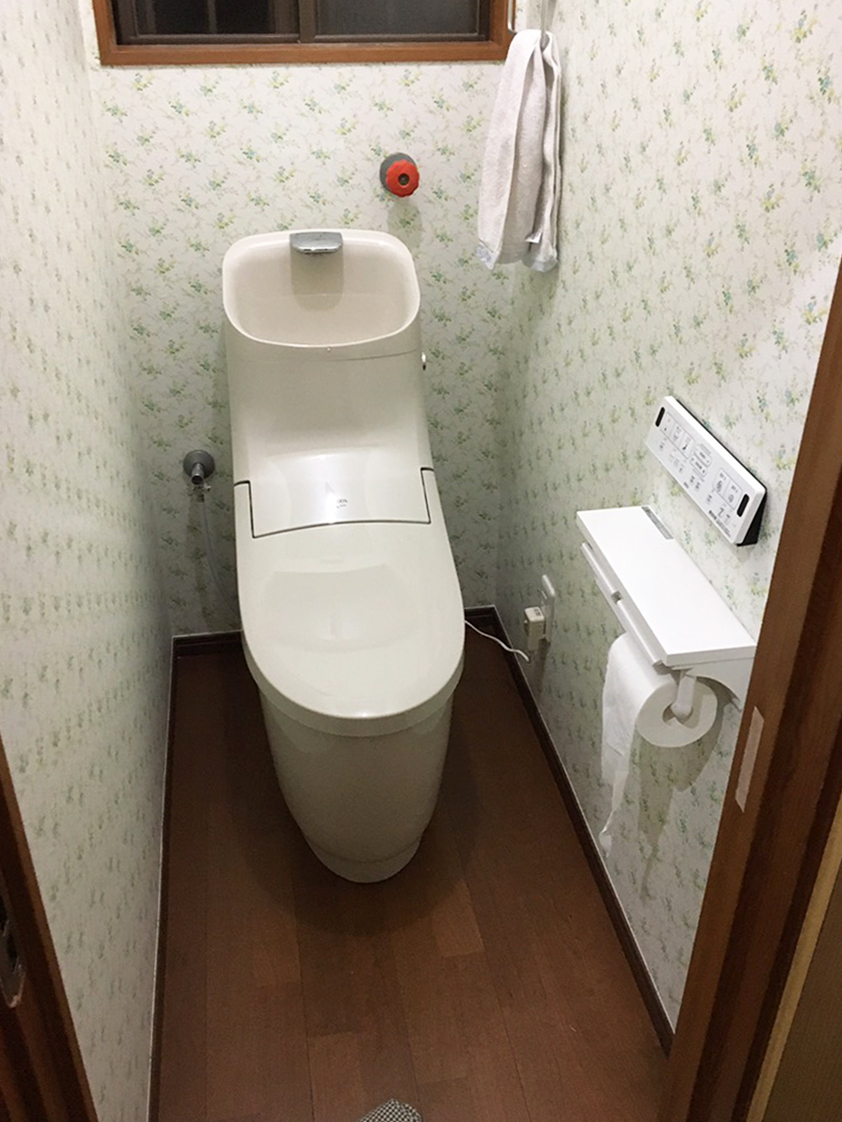 古くなったトイレを交換 🚽 クロスも張替え明るい空間へ変身✨