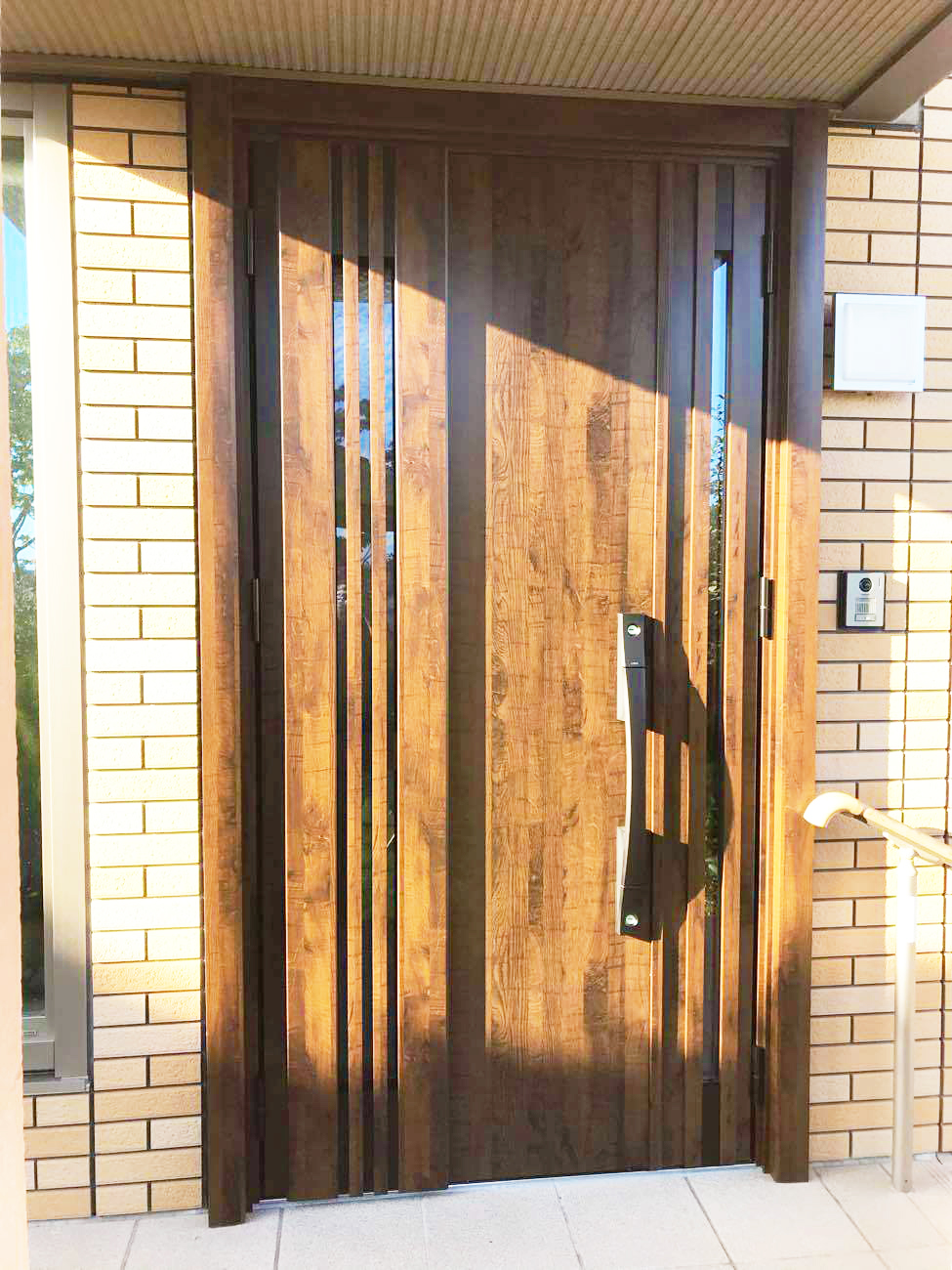 玄関ドア改修工事で結露しにくく明るい玄関に🚪✨