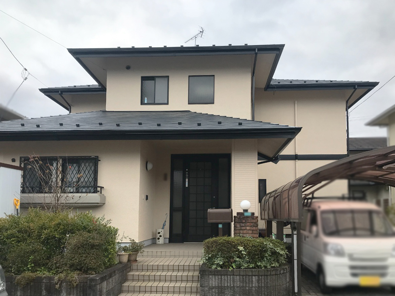 古くなって色あせが目立ってきた外観を塗装リフォーム🏡