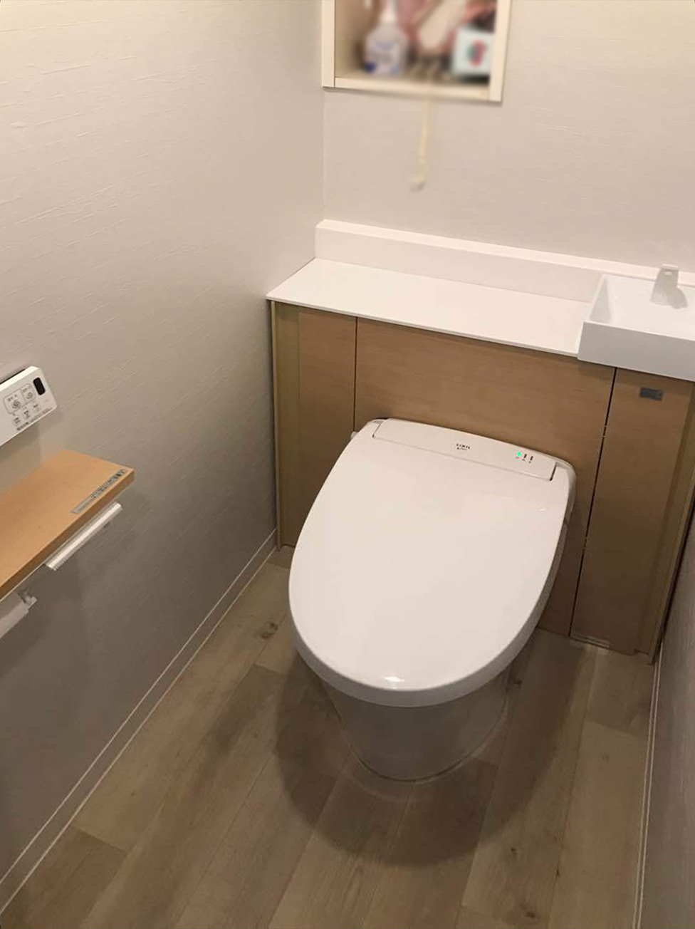 キャビネット付きトイレで見た目スッキリ！配管も見えないようにリフォーム🚽