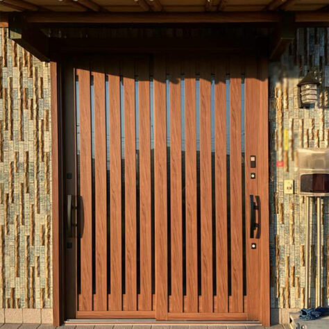 シートが剥がれてきていた玄関ドア🚪を綺麗に😊✨