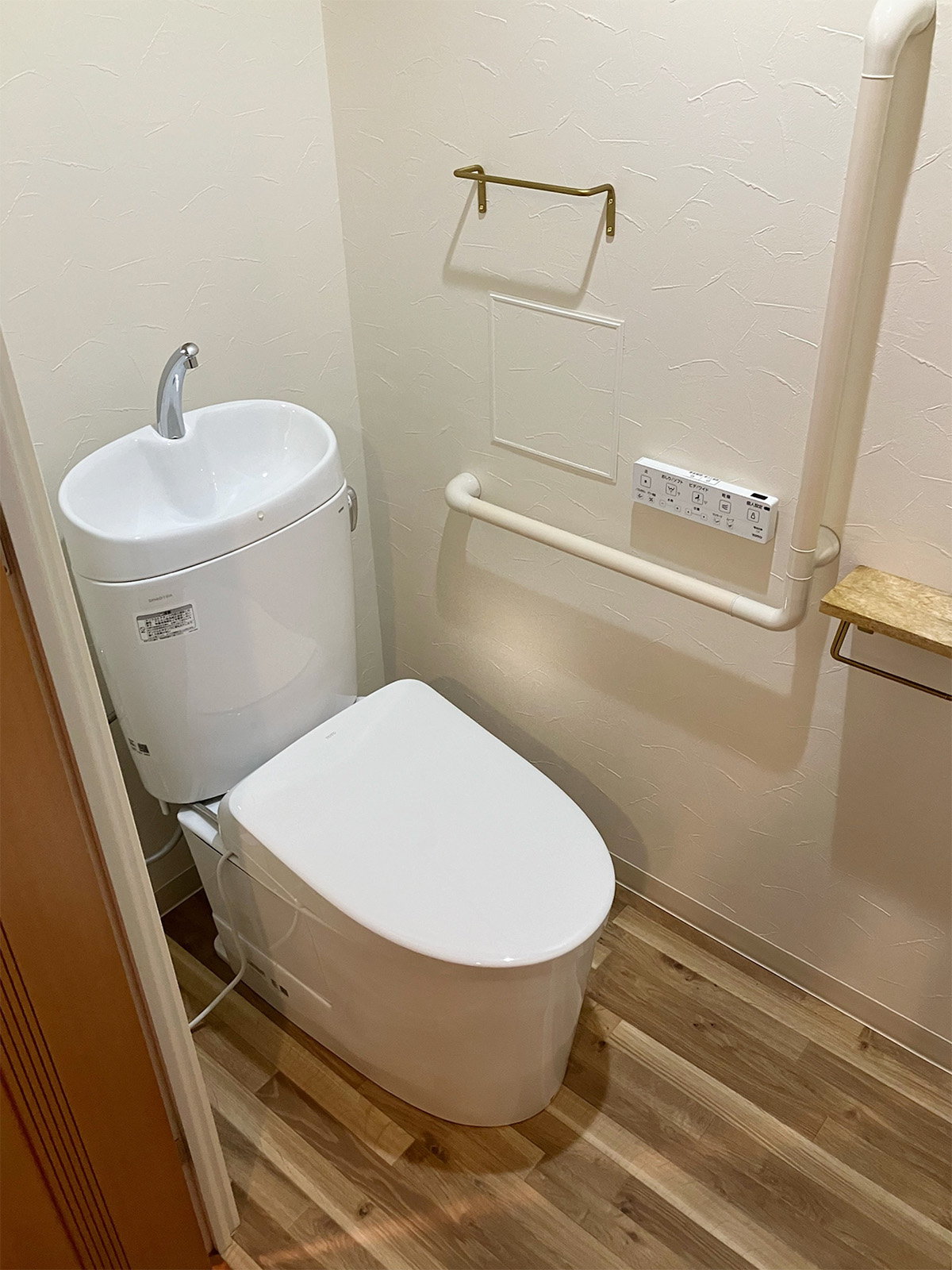 お掃除簡単の節水トイレへ🚽内装も含めてお洒落にリフォーム✨