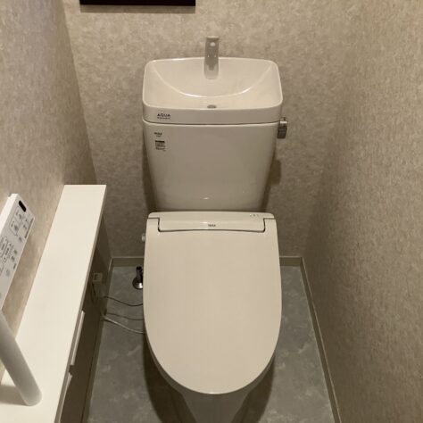 手すり付き紙巻き器で立ち座り楽々🎊トイレ交換工事