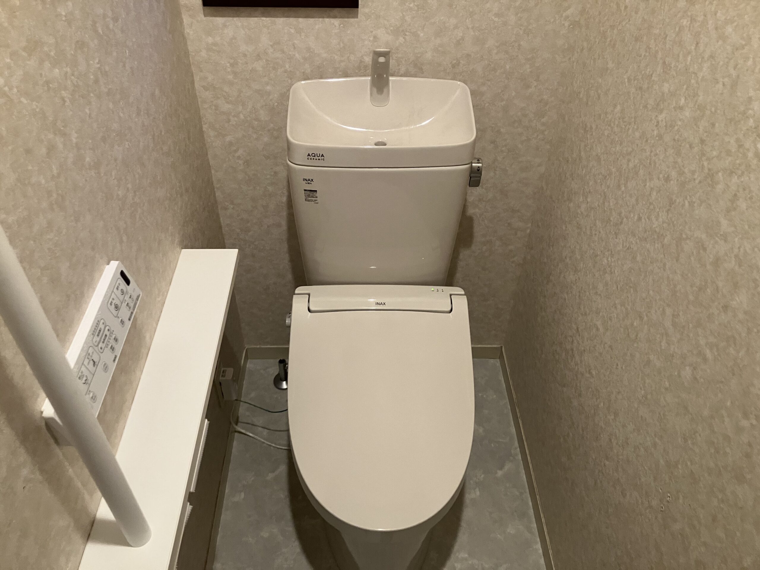 手すり付き紙巻き器で立ち座り楽々🎊トイレ交換工事