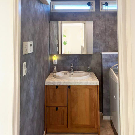 無垢の木の洗面化粧台交換工事🌳