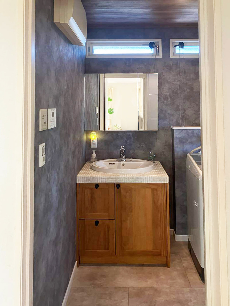 無垢の木の洗面化粧台交換工事🌳