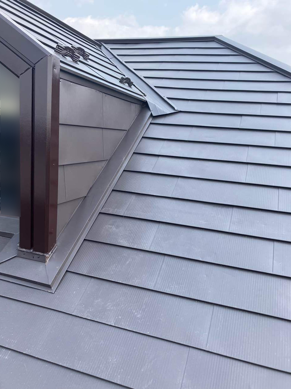 重ねて工期短縮👌屋根カバー工事