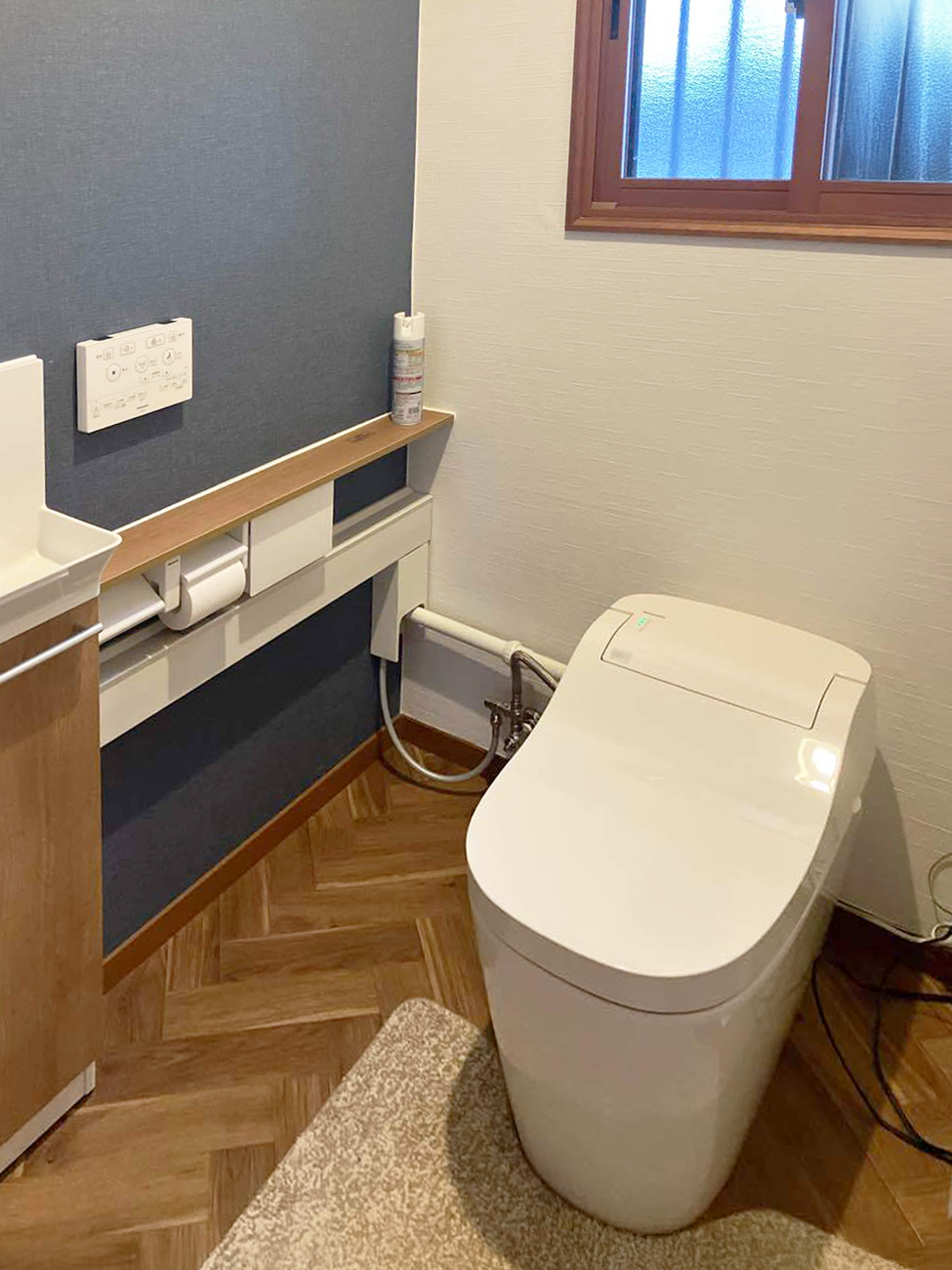 こだわりの紺色のクロス🔵トイレ交換工事
