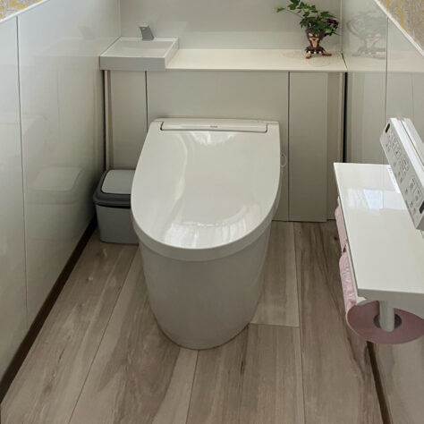 パネルで水はねも安心💦トイレ交換工事