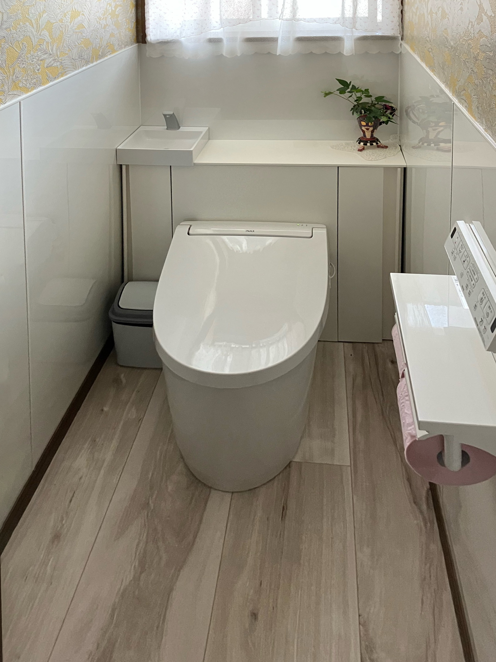 パネルで水はねも安心💦トイレ交換工事